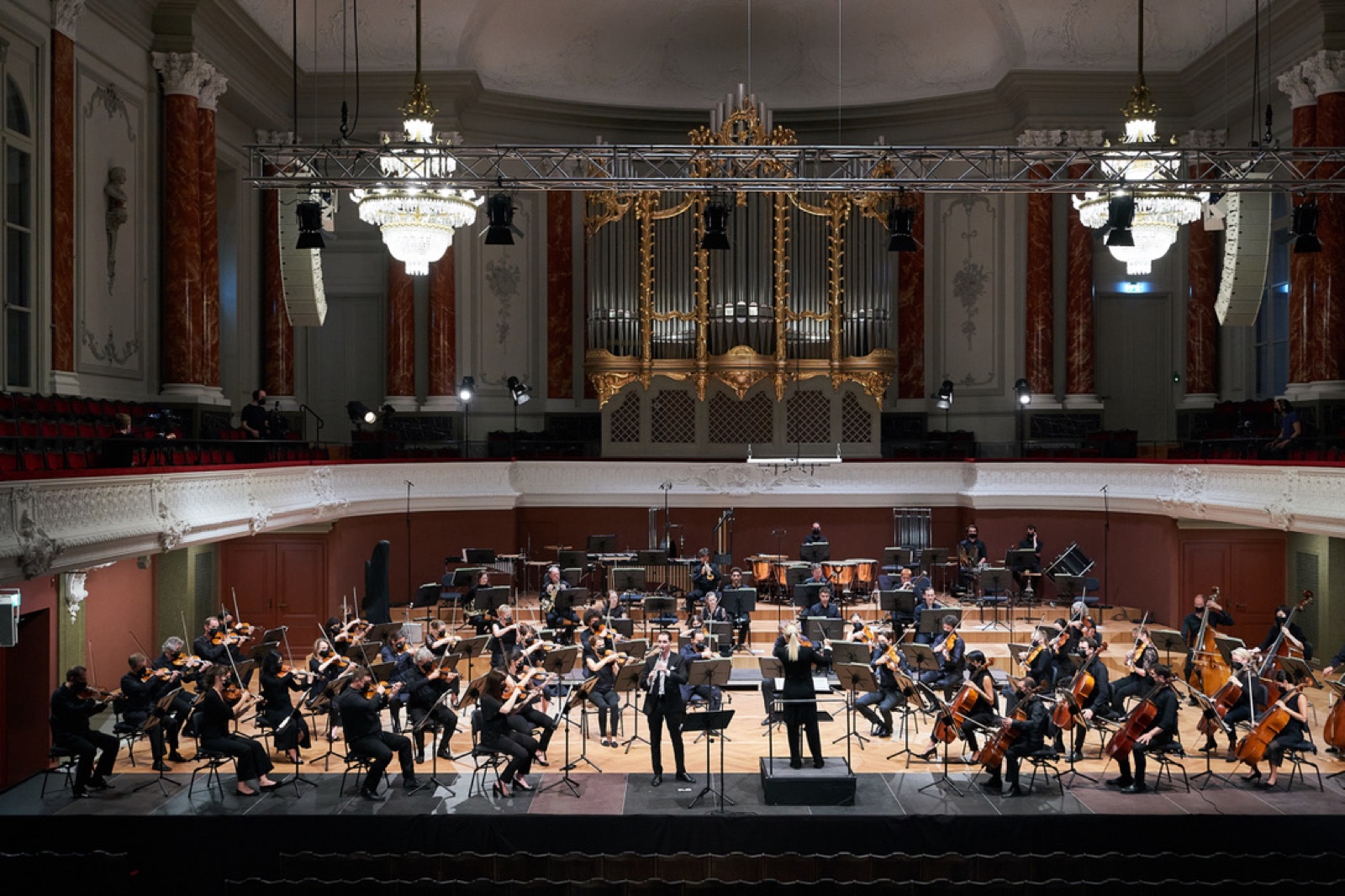Sala de conciertos del Stadtcasino de Basilea con la orquesta