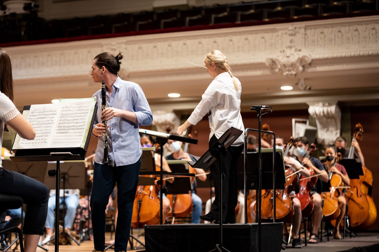 José-Luis Inglés tocando junto a la directora con la orquesta