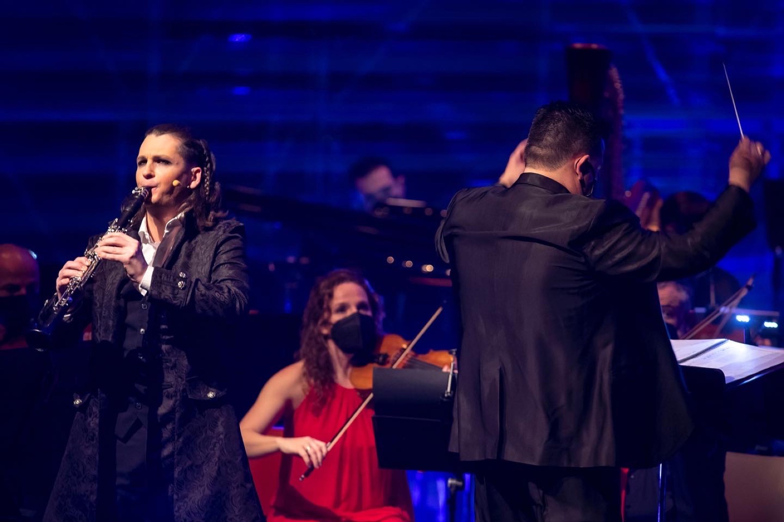 José-Luis Inglés como solista de «Leyendas» bajo luz azul